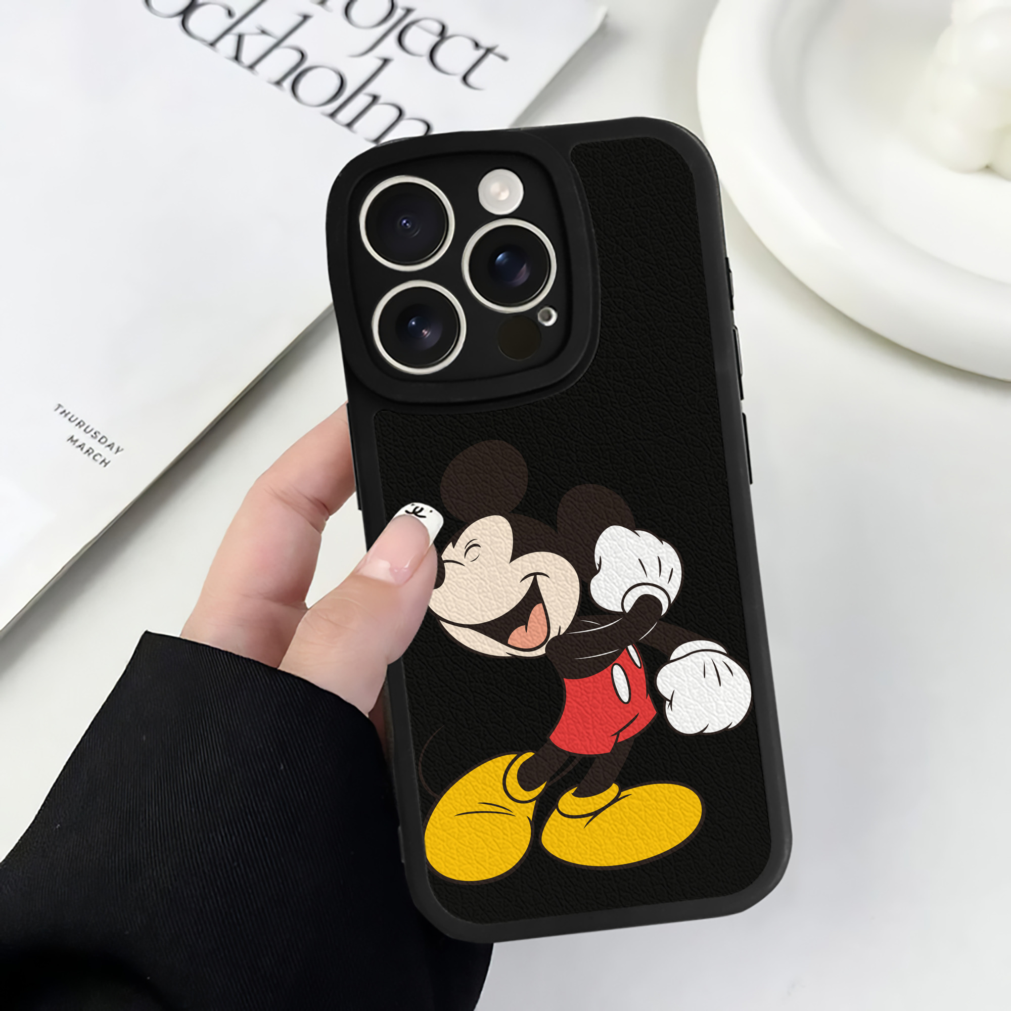 （画像用） ミッキーマウス Mickey Mouse 【iPhone 16シリーズ対応】シリコンスマホケース（レザー調） 材質：シリコン